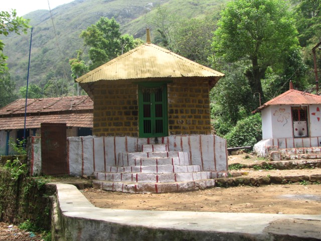 Kodaikanal to Kumbakarai falls trek: Temple at Vellagavi